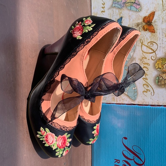 English Roses Embroidered Pumps by Banned Retro - Picture 7 of 10